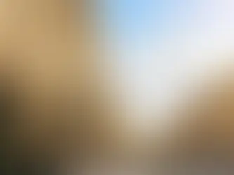 Rue de centre-ville en France, immeubles anciens en pierre et passants — illustration de l’investissement locatif et de la rénovation comparant le dispositif Jeanbrun et le Denormandie..