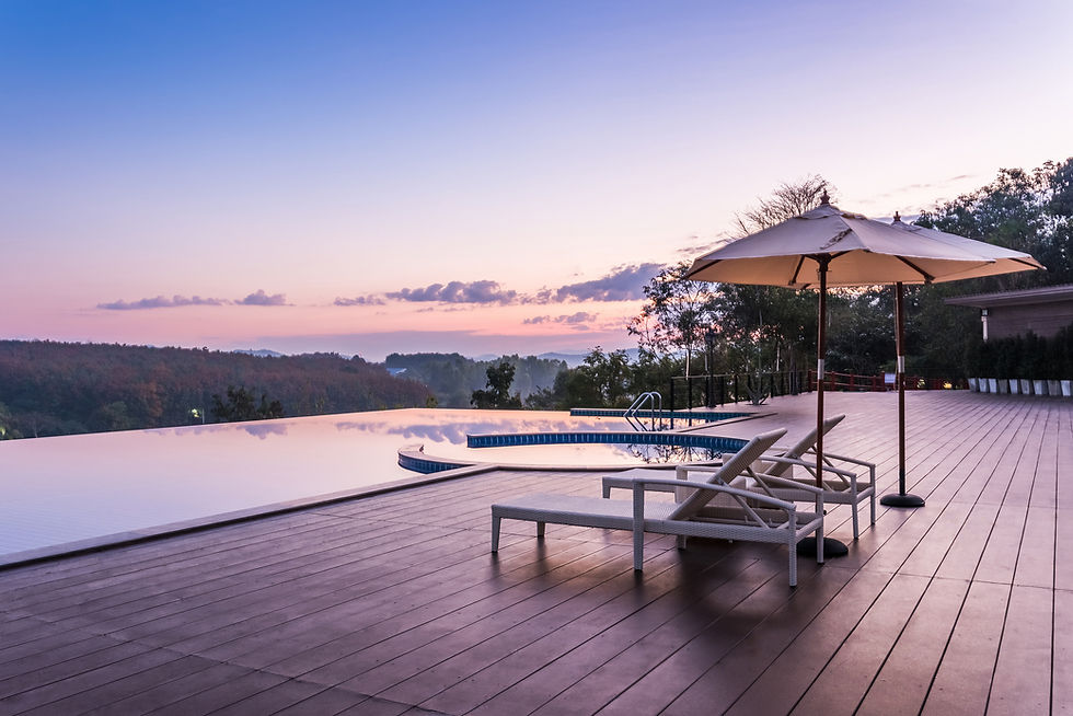 วิวภูเขาที่มองเห็นจากสระว่ายน้ำของ Chiang Rai Lake Hill Resort