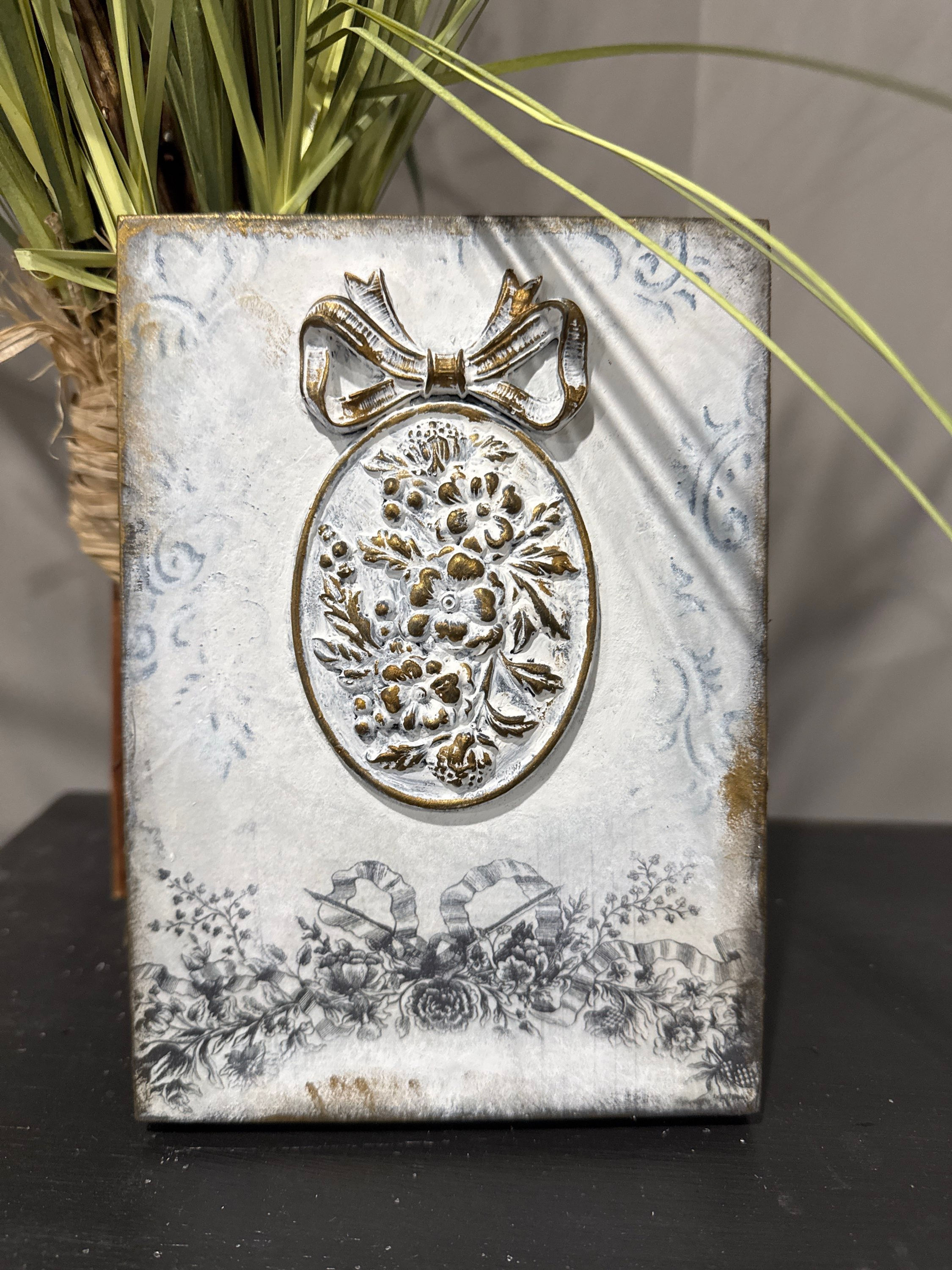 Cameo charm