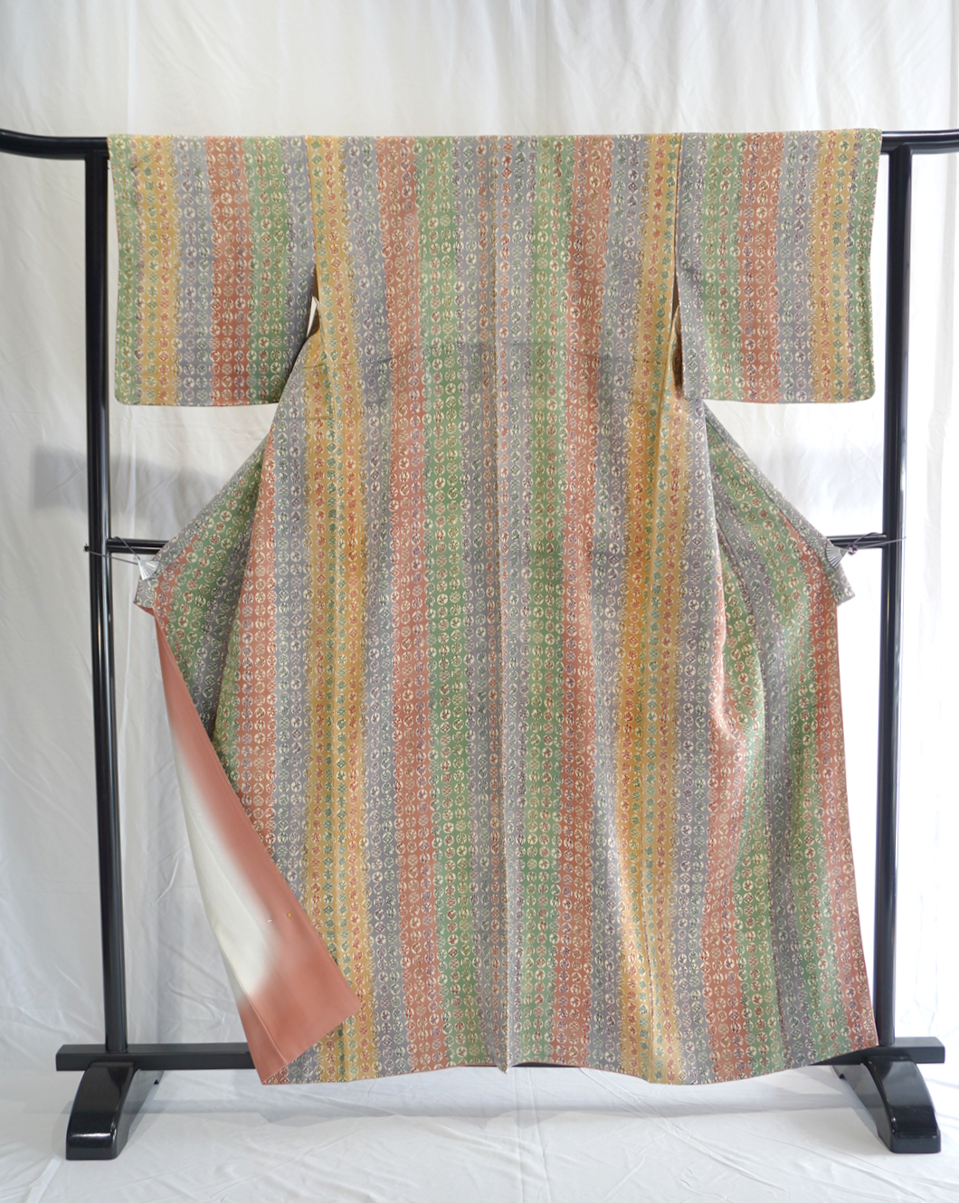 ピンクグレイグリーン地　丸文　小紋