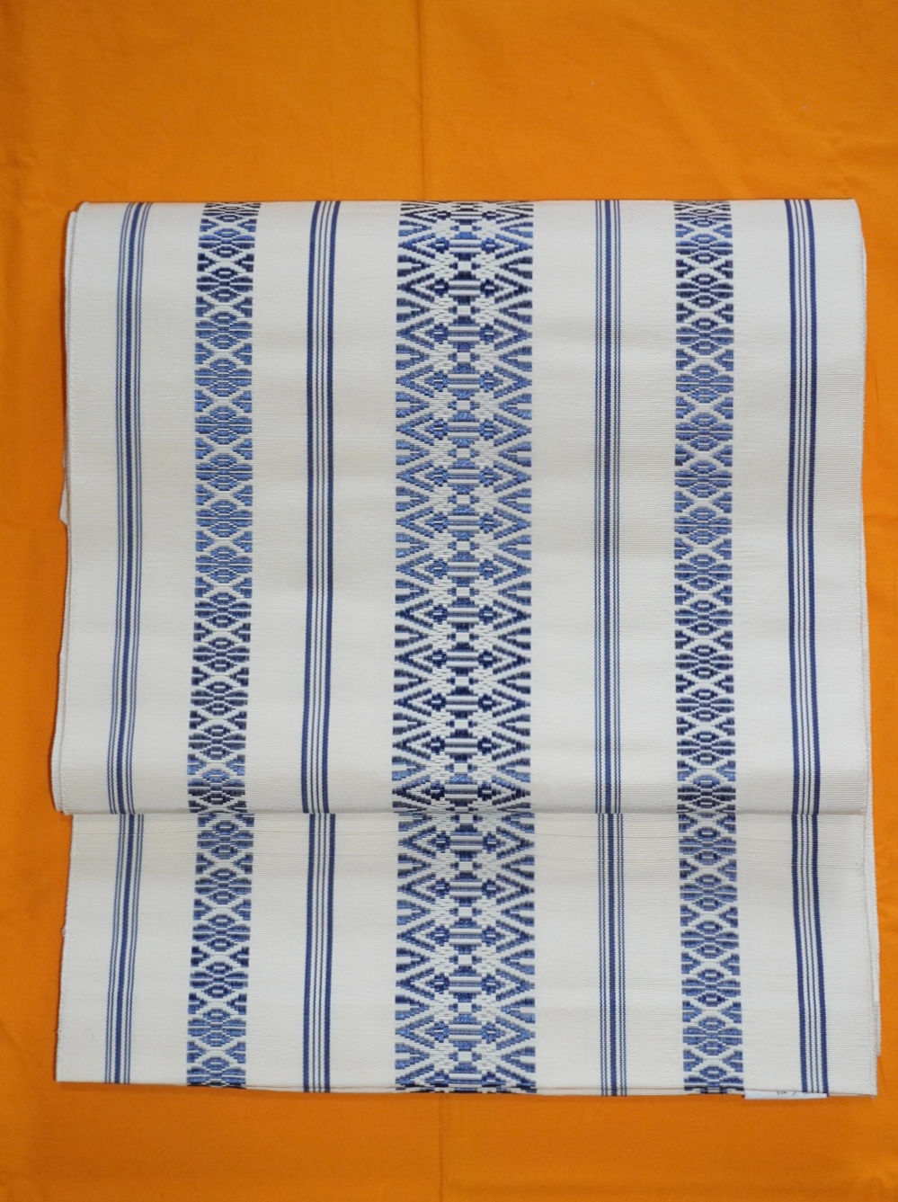 白地に紺　三本独鈷柄　博多八寸名古屋帯