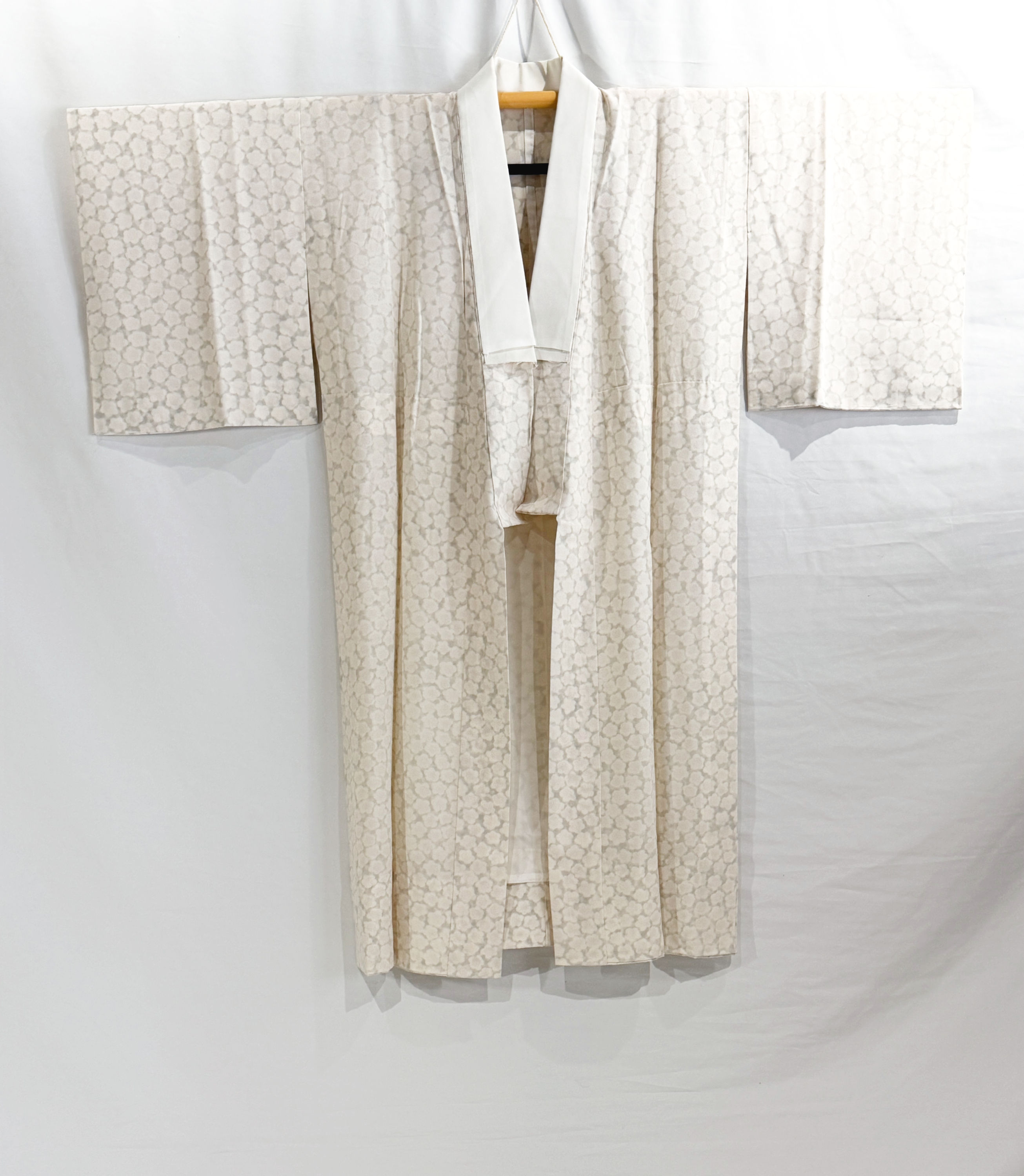 白グレイ　梅柄　長襦袢