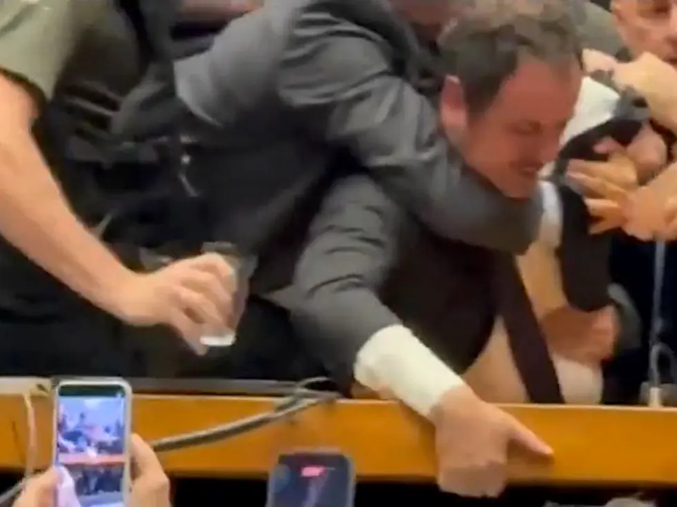 O ESPETÁCULO DA EXCEÇÃO: UMA CÂMARA EM CRISE PERMANENTE