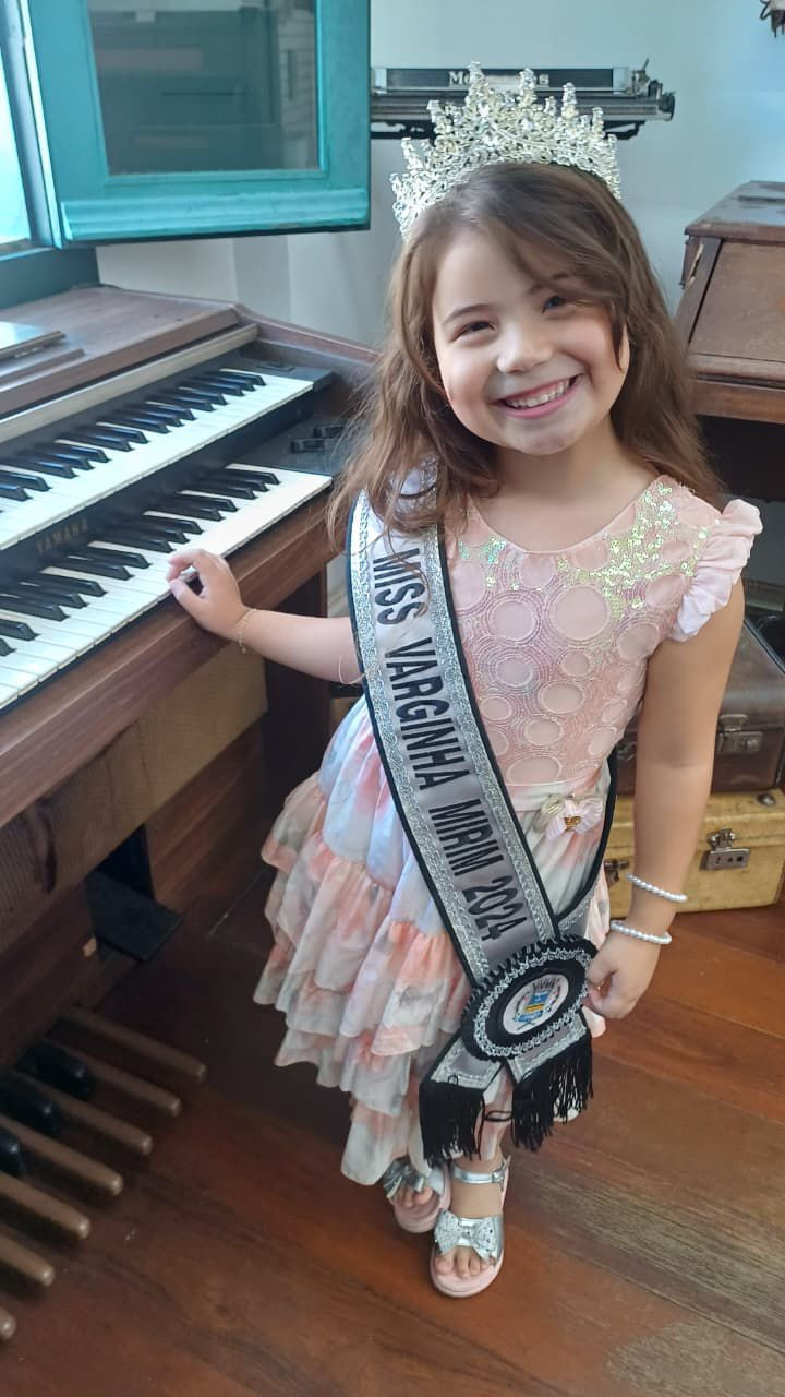 MISS MIRIM VARGINHA VISITA BIBLIOTECA E MUSEU DURANTE SEMANA DO LIVRO INFANTIL