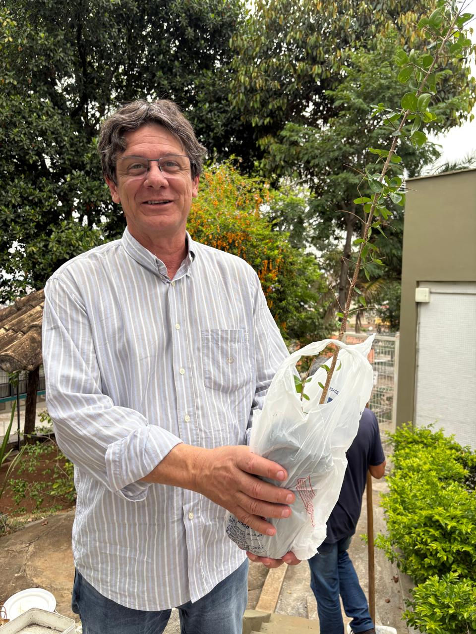 Mudas de Acerola, Romã e Graviola São Plantadas em Comemoração ao Aniversário de Varginha