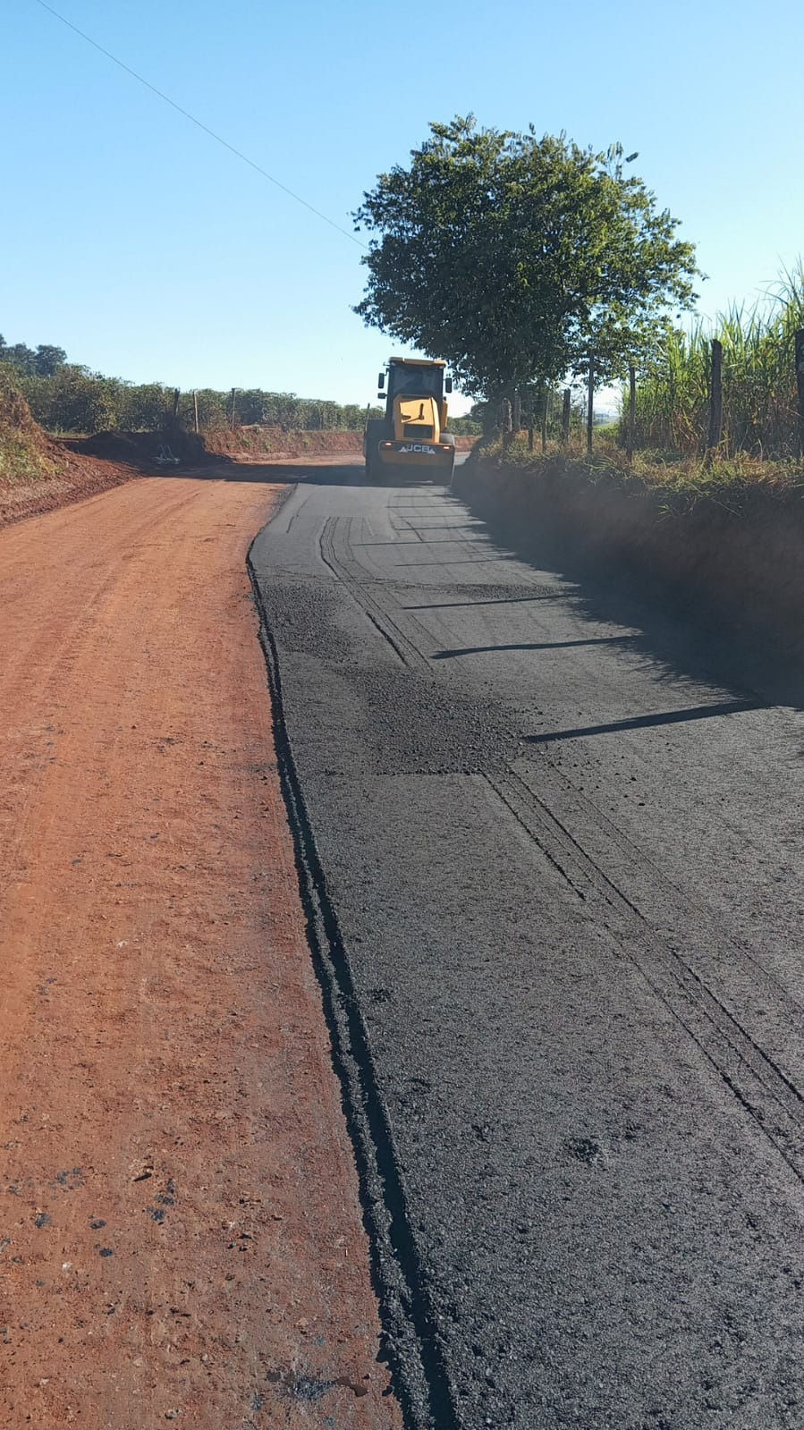 PREFEITURA DE VARGINHA REALIZA MANUTENÇÃO ASFÁLTICA NO BAIRRO PORTINARI E NA ESTRADA DE MONSENHOR PAULO
