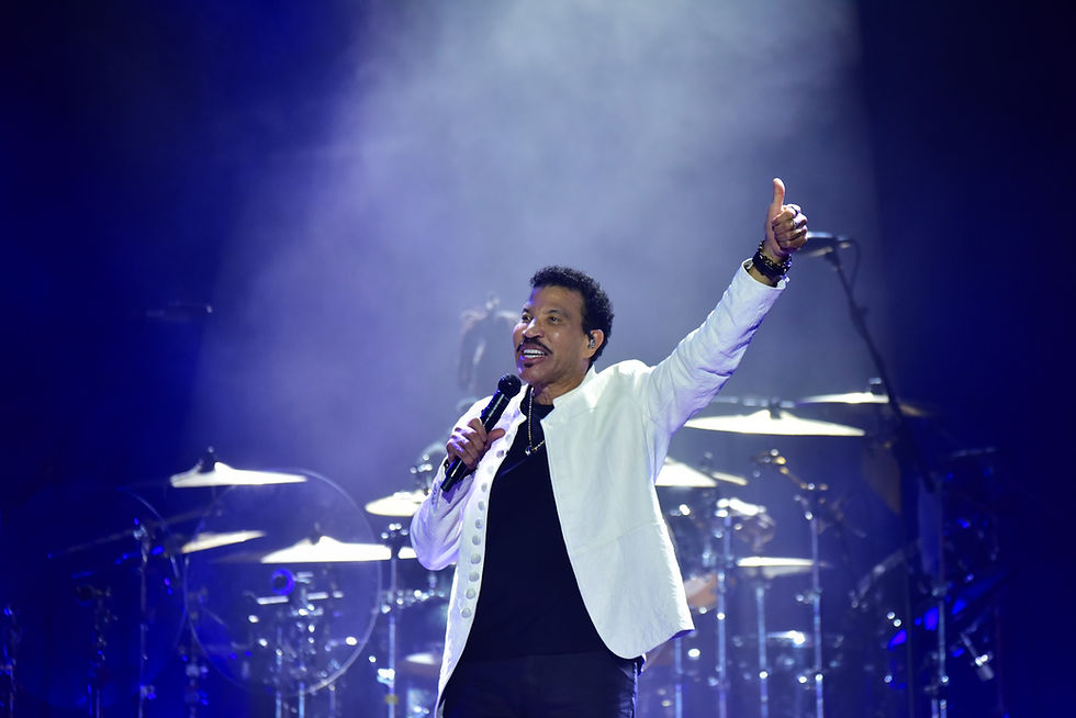LIONEL RICHIE É INTERNADO APÓS COMPLICAÇÕES CARDÍACAS E CANCELA SHOWS NOS EUA