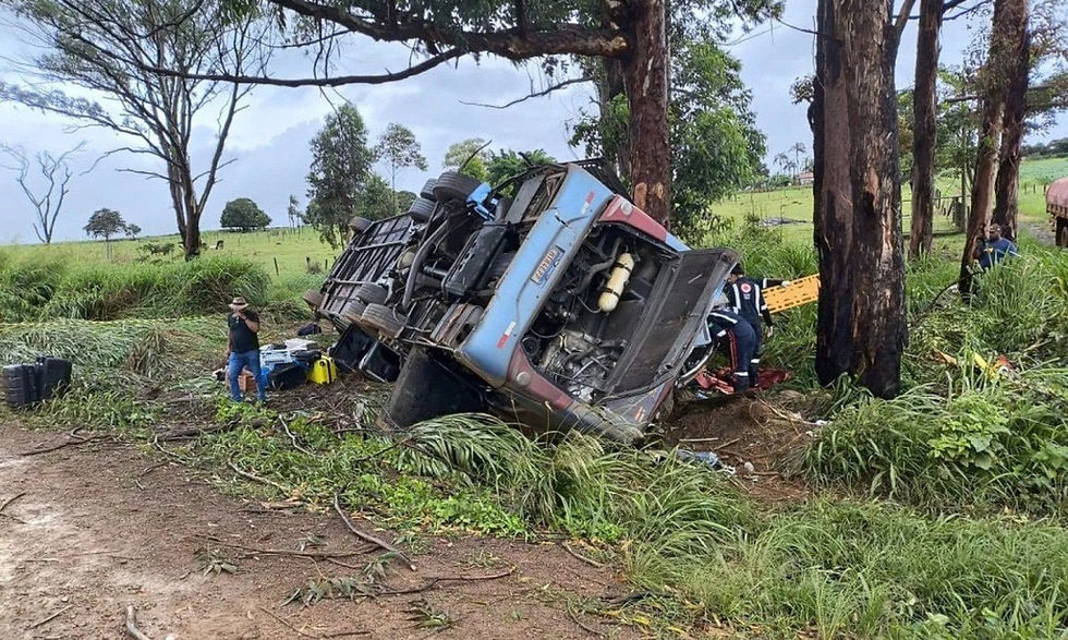 Ônibus de turismo tomba na BR-365 em Patos de Minas sob forte chuva; três mortos e dezenas feridos