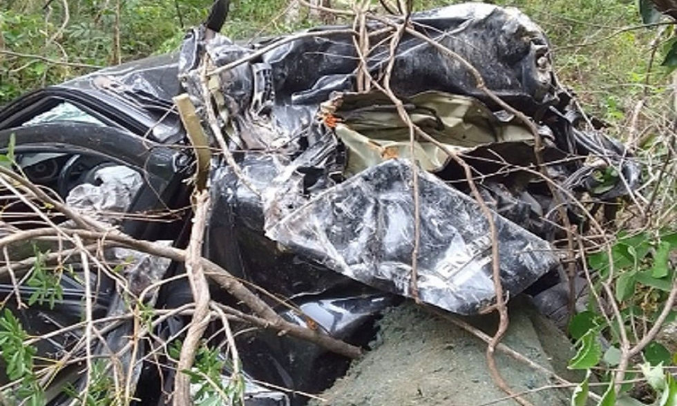 CARRO DESPENCA DE UMA RIBANCEIRA DE 300 METROS E MOTORISTA MORRE