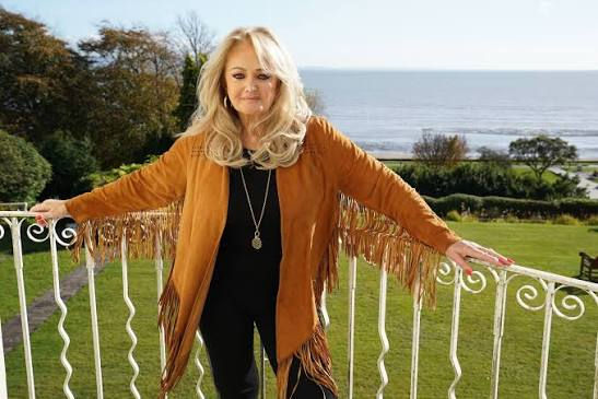 ÍCONE DOS ANOS 80, BONNIE TYLER MORRE AOS 75 ANOS APÓS COMPLICAÇÕES CIRÚRGICAS EM PORTUGAL