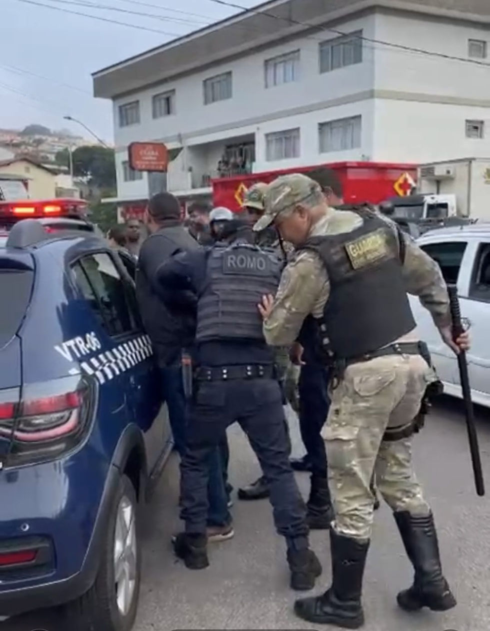 HOMEM EM SURTO PSICÓTICO DANIFICA VEÍCULOS COM MARTELO EM VARGINHA