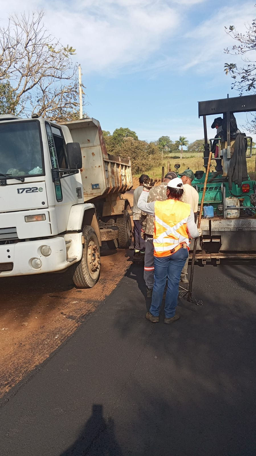 OBRAS DE PAVIMENTAÇÃO NA ESTRADA VARGINHA-MONSENHOR PAULO EXIGEM ATENÇÃO REDOBRADA DE MOTORISTAS