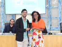 CÂMARA DE VARGINHA ENTREGA COMENDA DO MÉRITO EDUCACIONAL À PROFESSORA MONIQUE DA SILVA FERREIRA