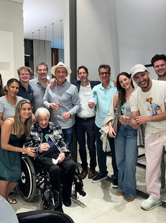 "O ET faz amigos": médicos de Varginha e ufólogo James Fox se reúnem após 30 anos em busca de novas revelações