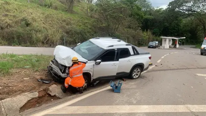 GRAVE ACIDENTE ENTRE VARGINHA E ELÓI MENDES DEIXA QUATRO FERIDOS, DOIS EM ESTADO GRAVE