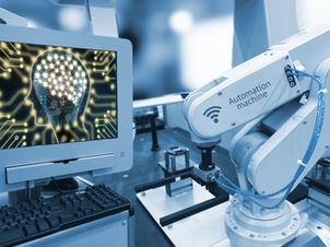 איור מוח זוהר על מסך מחשב וזרוע רובוטית