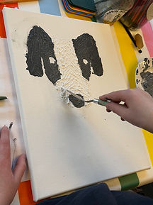 Spachteltechnik: Hund wird gemalt