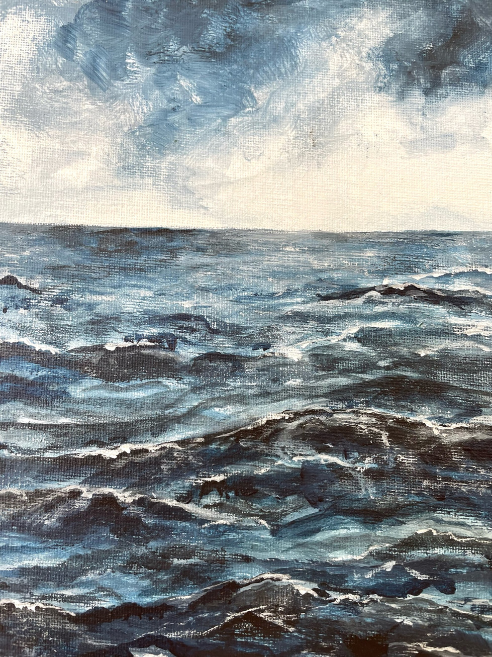 Stürmische See, blauer Ozean, dramatischer Himmel