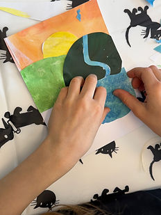 Kinderhände gestalten ein Spachteltier-Bild