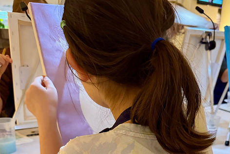 Mädchen malt auf Leinwand