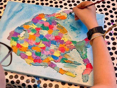 Kind malt bunten Fisch auf Leinwand