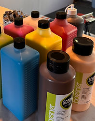 Farbpalette: Sortiment an Acrylfarben für kreative Projekte