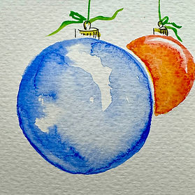 Aquarellmalerei: zwei Weihnachtskugeln hängen an Bändern