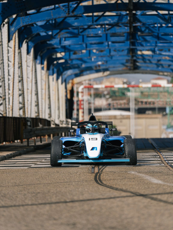 Voiture de course Samsung filmée en pleine traversée urbaine sur un pont à Marseille pour le projet GP Explorer avec SCH et Soso Maness réalisé par Marker Production