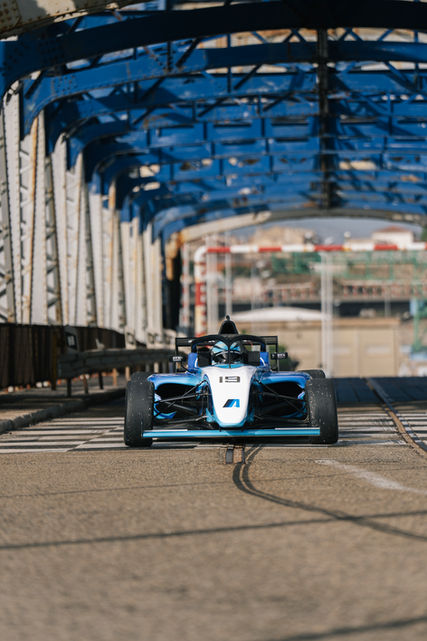 création de contenu social media agence marketing tiktok vidéo tournage hook pub réseaux sociaux société de production prod tournage motion control studio robot halpha studio packshot tournage de packshot red bull gp explorer squeezie gp