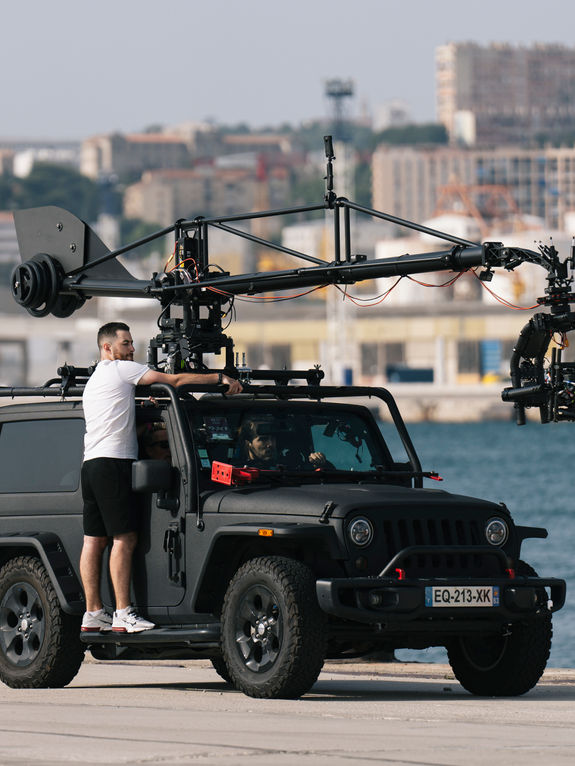 Tournage avec véhicule caméra équipé d’un bras robotisé par Marker Production agence spécialisée en réalisation de contenu vidéo automobile