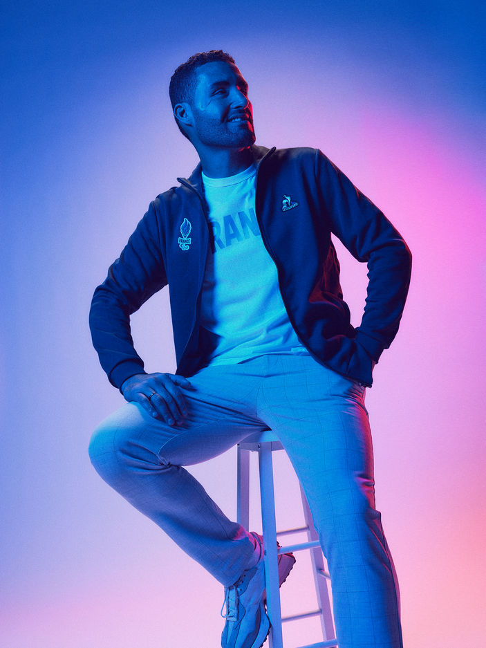 hakim arezki photographié par marker production pour paris 2024 portrait officiel de l’équipe de france paralympique création visuelle signée marker agence créative spécialisée sport et image shooting studio pour les jeux olympiques et paralympiques de paris