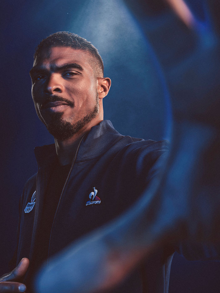 yannick borel photographié par marker production pour paris 2024 portrait officiel de l’équipe de france olympique production visuelle réalisée par marker agence créative spécialisée dans le sport et la création de contenu shooting studio pour les jeux olympiques
