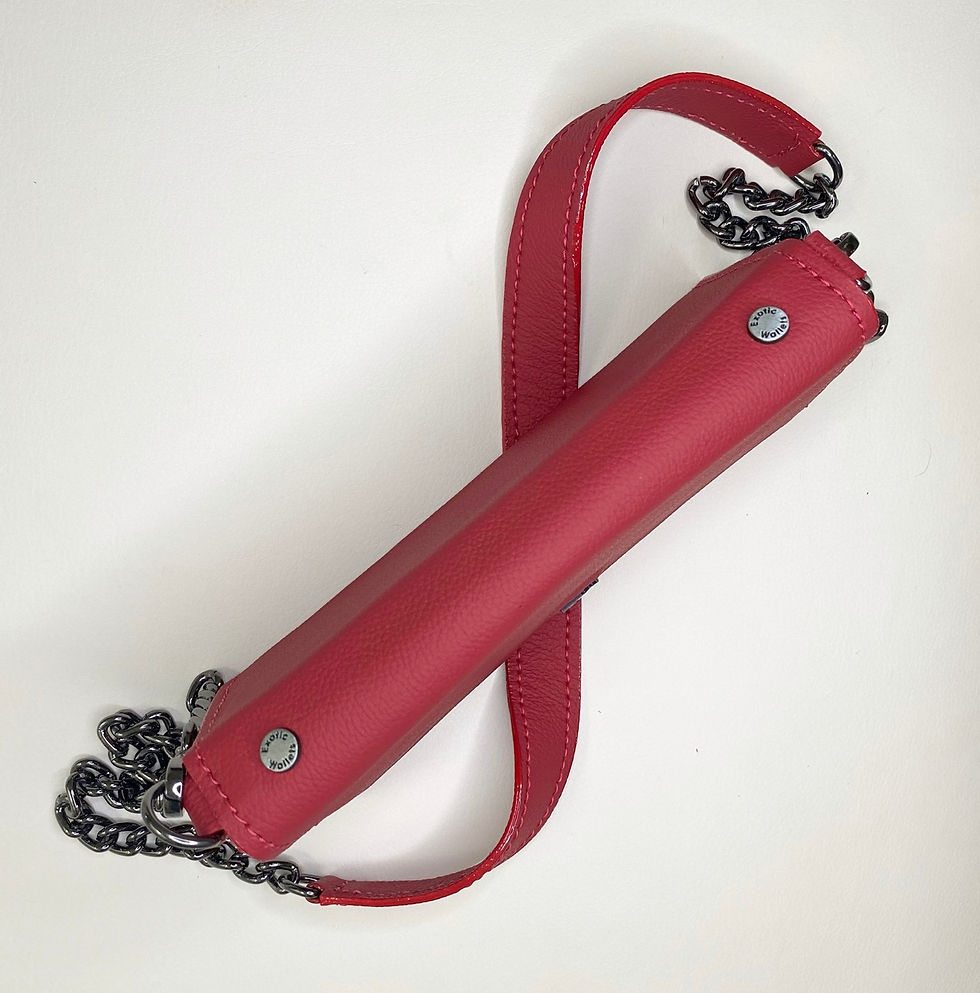 Thumbnail: Tas Dompet Bovine Exotic - Merah dengan logam grafit