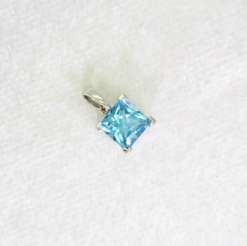 18ct White Gold Blue Topaz Pendant Front View
