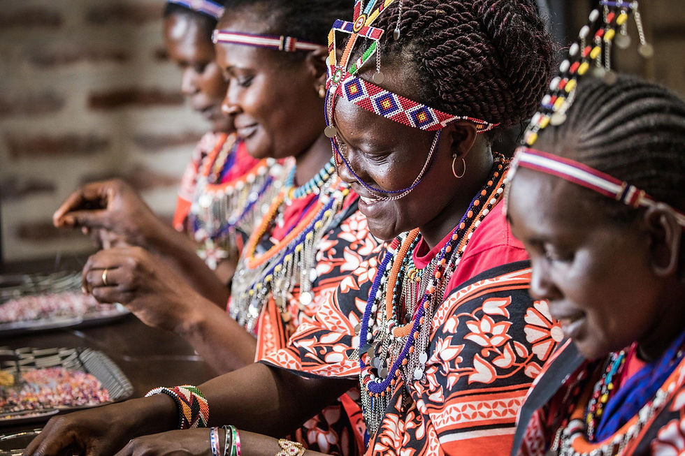 Le travail artisanal au Kenya des colliers en cuir et perles Maasai