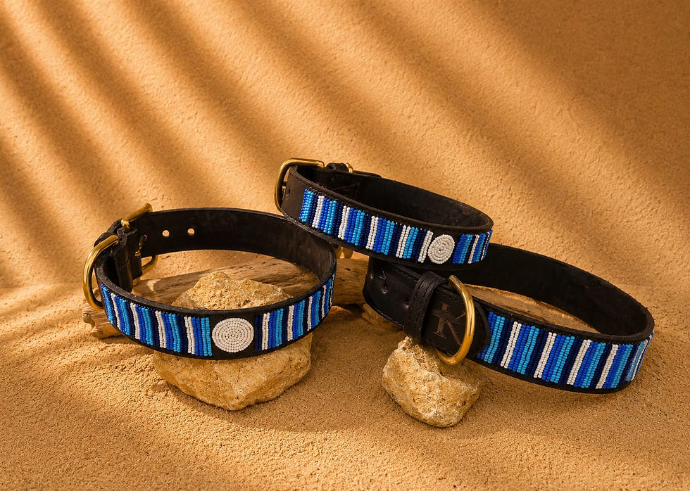 Collier en cuir et perles à ligne bleu et blanc de la marque Kijani