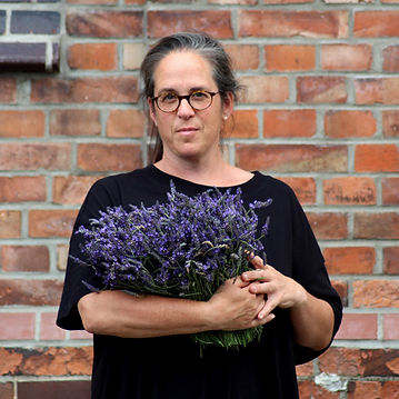 Miriam Sablowski, Biogärtnerin und Inhaberin der rooftop-Lavendelfarm, hät Lavendelstrauß im Arm