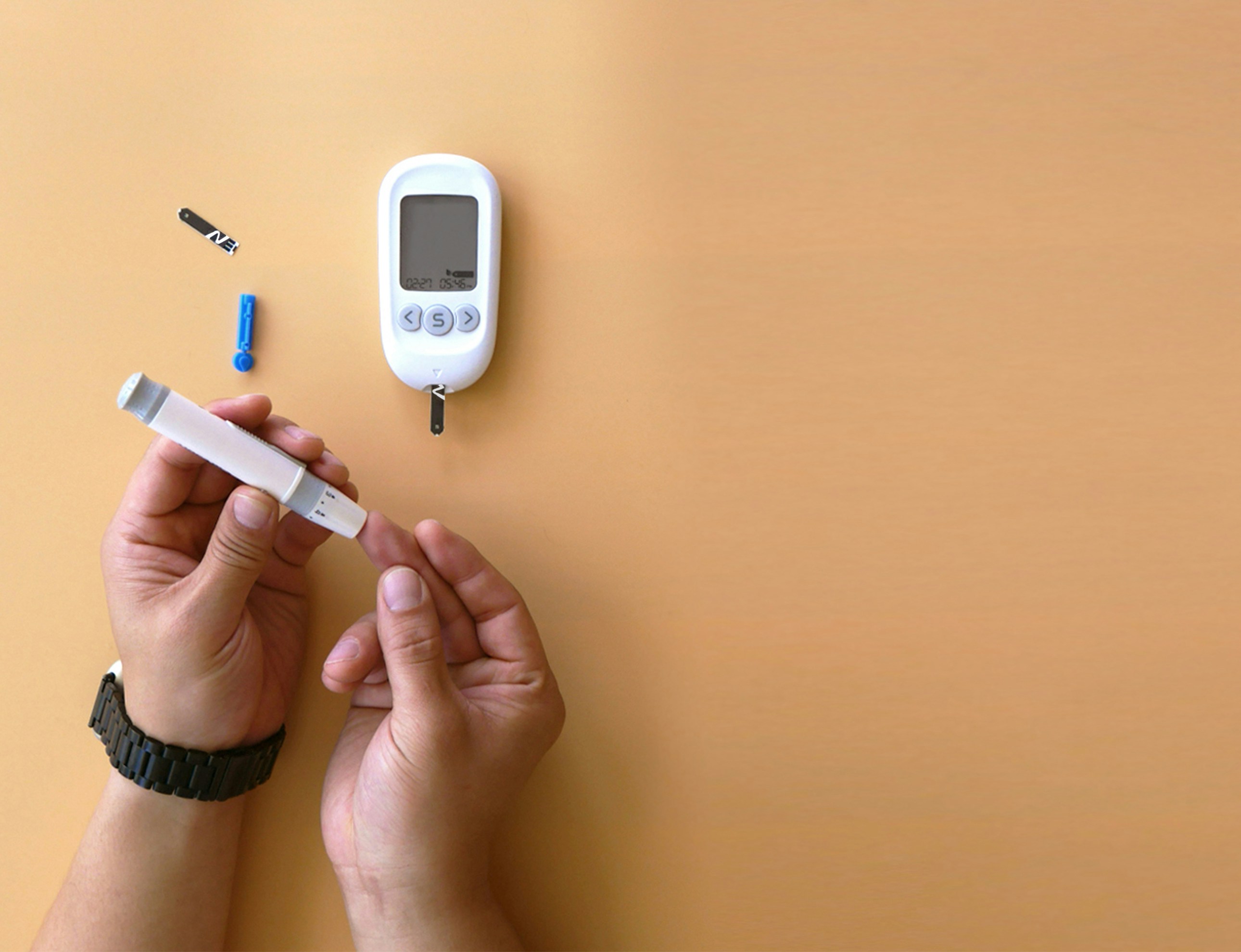A person using a continuous glucose monitor