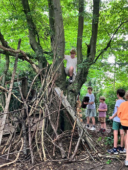 Kampen bouwen in de tuin van de pastorie