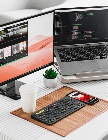 Computer mit zwei Bildschirmen