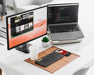 Computer mit zwei Bildschirmen