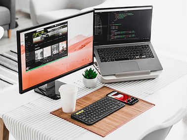Computer mit zwei Bildschirmen