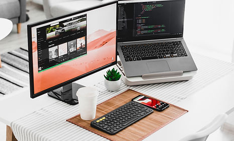 Duas telas de computador
