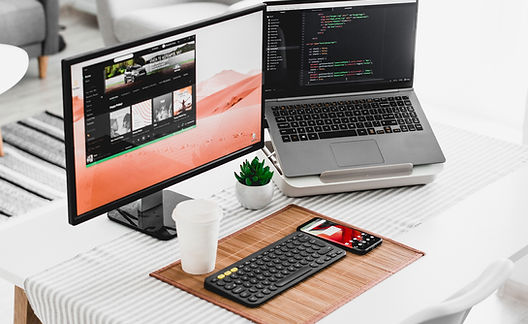 Computer mit zwei Bildschirmen