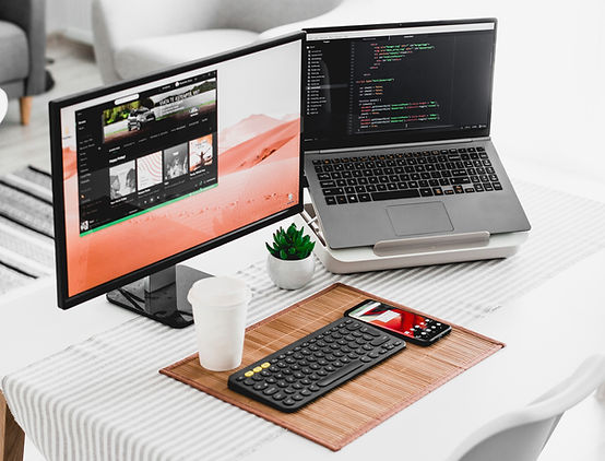 Computer mit zwei Bildschirmen