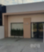 Fachada comercial moderna, ClĂnica OdontolĂłgica, ClĂnica, Identidade Visual Clean, Paisagismo minimalista, Arquitetura contemporĂąnea, Fachada em tons neutro, Entrada acessĂvel, Letreiro sofisticado, Localização urbana, ConsultĂłrio Odontologia, Design funcional