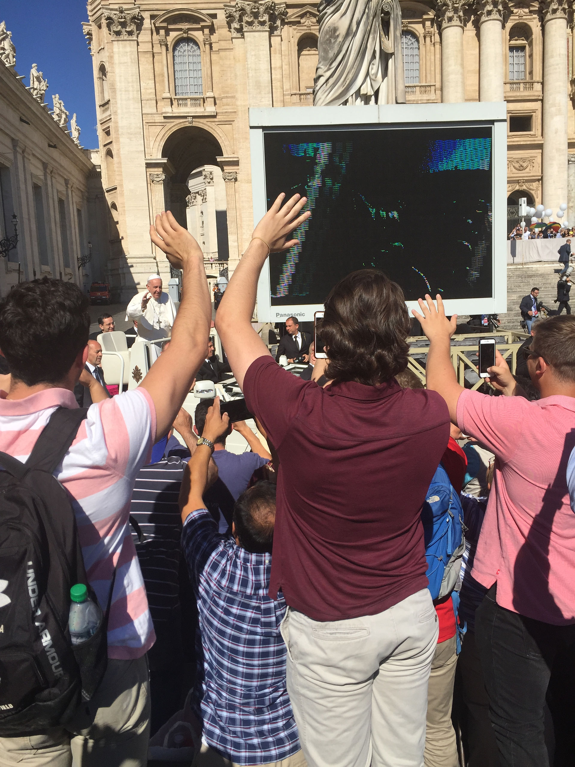 Students wave to Pope Francis
