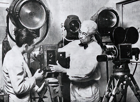 Juan Viguie y su Camara Pathe (9x7).png