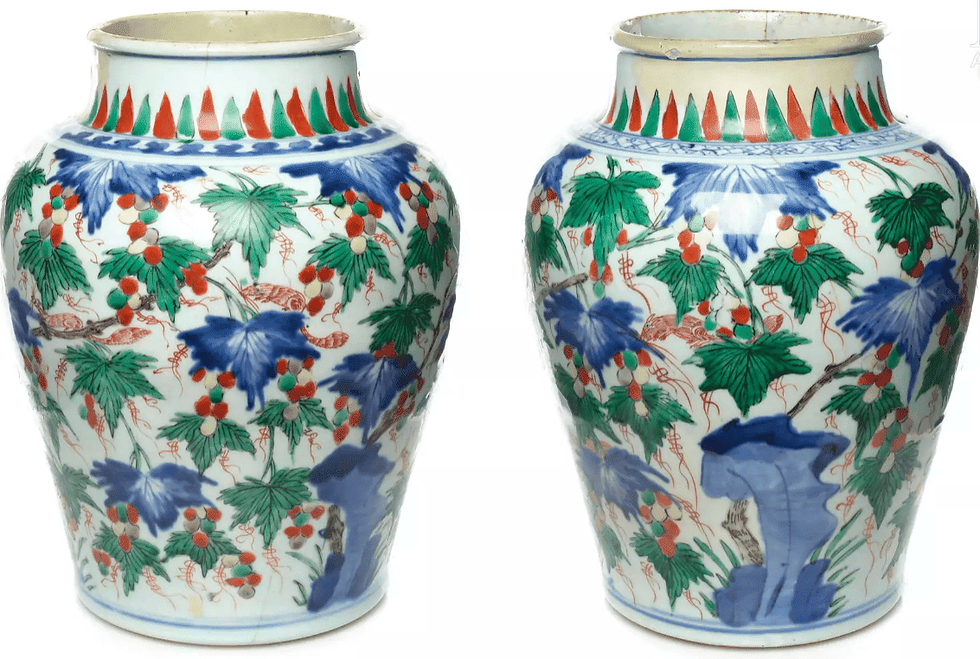 CHINE, Période Transition, XVIIe siècle Ensemble de deux potiches en porcelaine De forme balustre, à bases cintrées et hautes épaules renflées surmontées de cols courts, présentant un décor en émaux wucai de loirs parmi les pampres de vignes, une frise de croisillons à l'épaulement de l'une et de ruyi sur l'autre. Adjugé 1 500 €