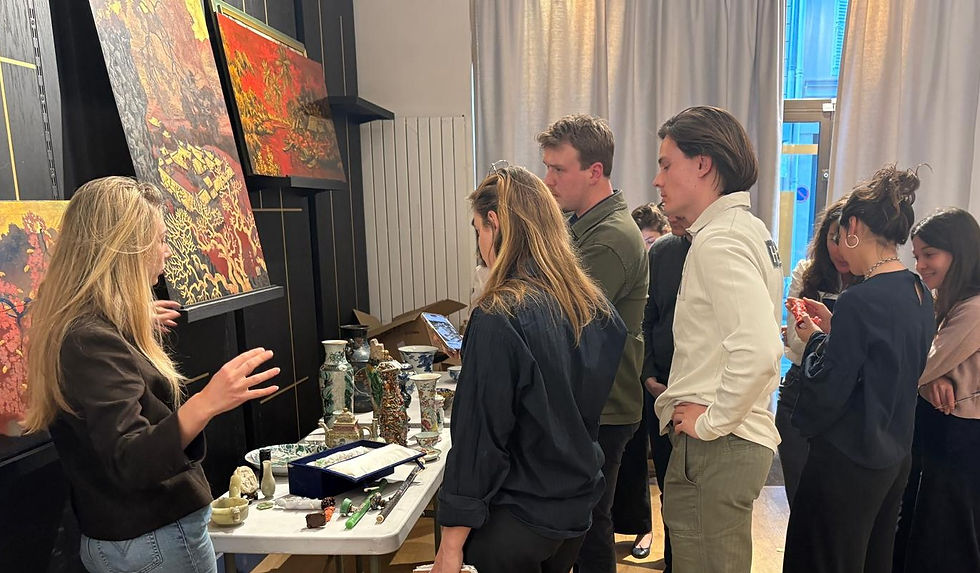 Mme Anna Kerviel a poursuivi la présentation avec des objets chinois en porcelaine et en jade, permettant d’illustrer les techniques et matériaux fréquemment rencontrés dans cette aire culturelle.